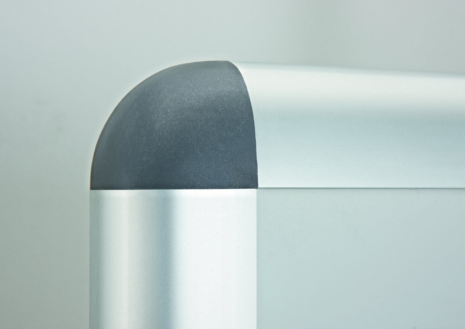 Binnen-buitenvitrine-Rondo-vleugeldeur-15xA4-100x116cm