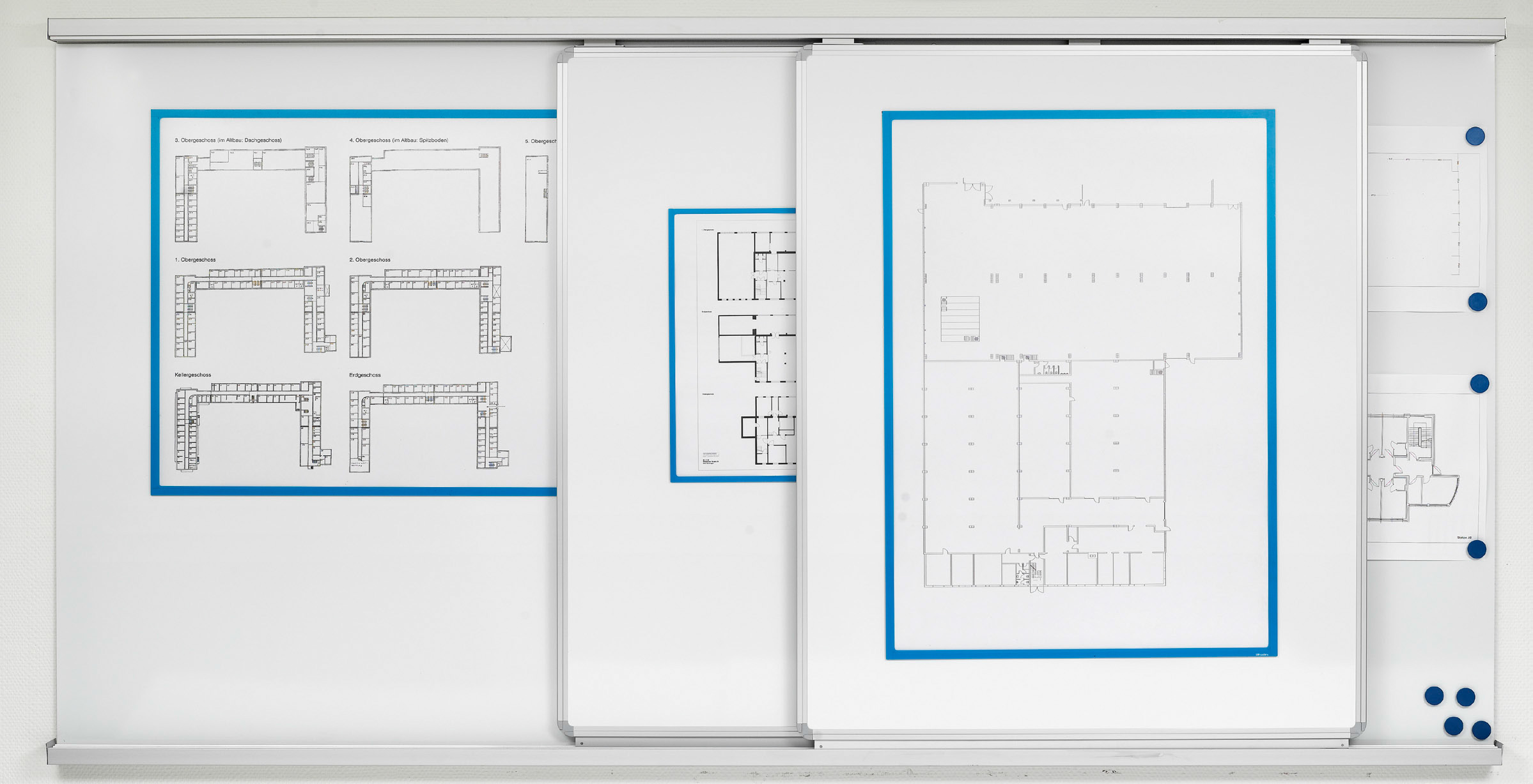 Whitebord-wand-voorzien-van-2-sporige-rails-B4000xH1305mm